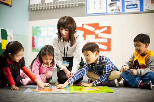 Bé học tốt Tiếng anh nhờ vào bảng nam châm Tiếng anh